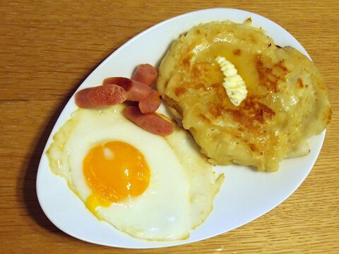 ホットケーキと目玉焼きとウィンナーの朝食